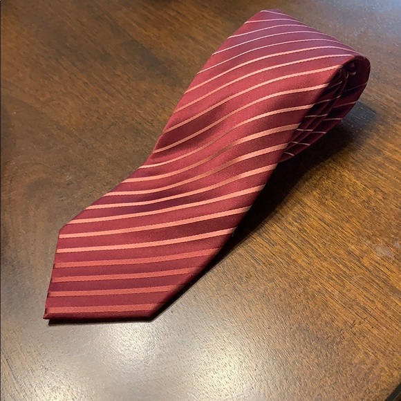 Kenneth Cole Reaction 100% Silk Tie - Picture 2 of 4